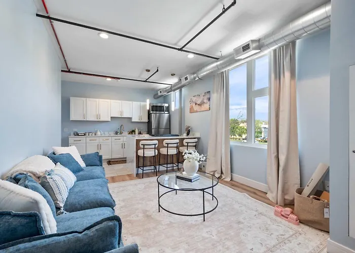 Near Brookfield Zoo - King Bed - Sleeps 7