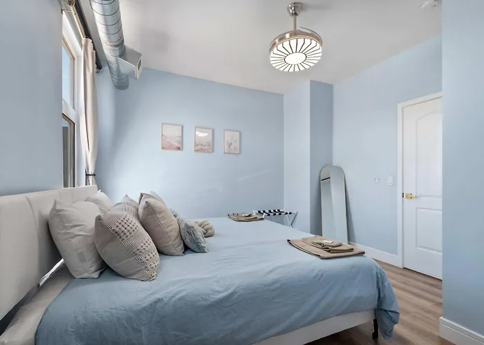 Near Brookfield Zoo - King Bed - Sleeps 7